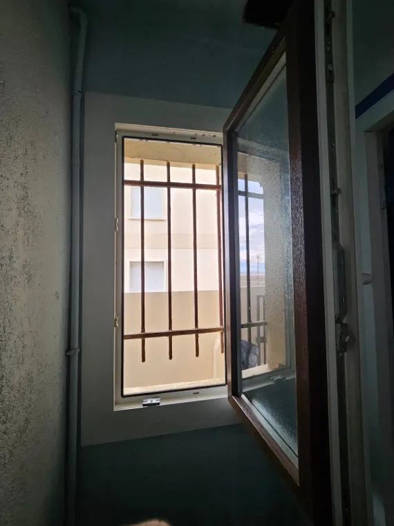 Pose d'une fenêtre pvc bicolore chêne foncé extérieur et blanc intérieur à Narbonne-Plage, Narbonne-Plage, Azur Stores