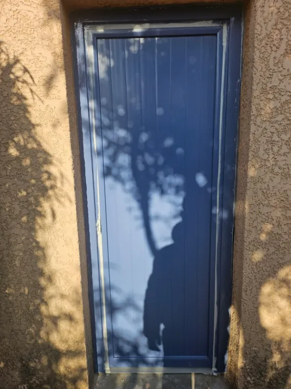 Pose d'une porte de service pvc peinte bleu pigeon à Narbonne-Plage, Narbonne-Plage, Azur Stores